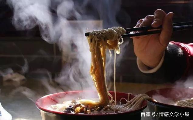 三年女子回娘家母親去世，凌晨聽廚房有聲音，湊近一看到人傻了眼