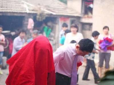 老公死後我再婚，前公婆給我8萬，3年後我去探望，敲開門我懵了