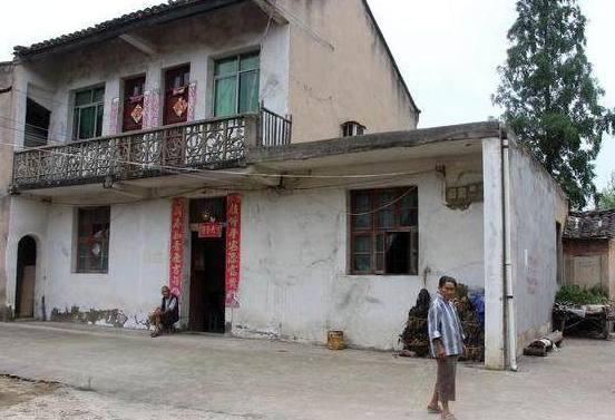 老公死後我再婚，前公婆給我8萬，3年後我去探望，敲開門我懵了