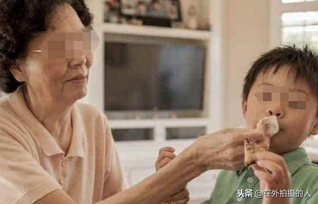婆家拆遷婆婆給了我五十萬，母親給我打電話，我趕緊把卡還給婆婆