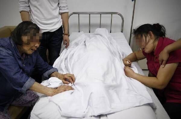 女子好不容易生下兒子，丈夫卻摔門而去，到醫院時妻子已冰冷