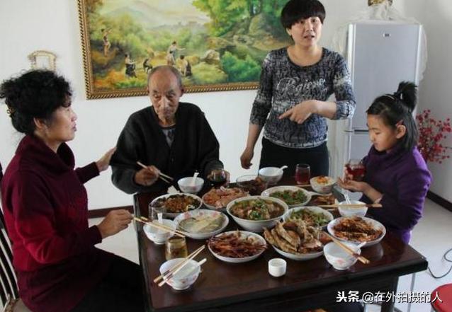 母親從農村來看我，吃飯時婆婆開口跟我說話，我氣得跟老公說離婚