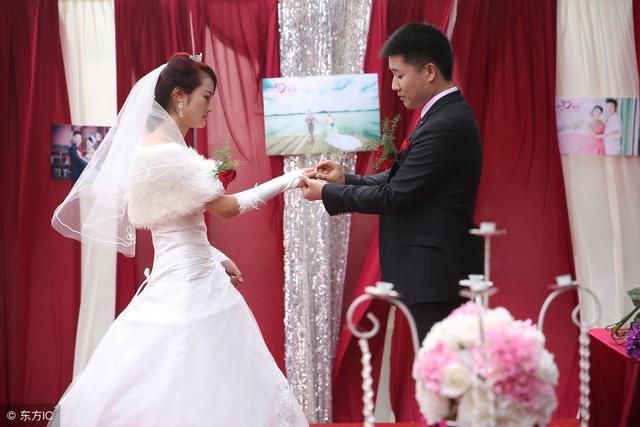 坐月子婆婆來照顧，親媽過來看望，瞥了一眼床頭，立馬帶我回娘家