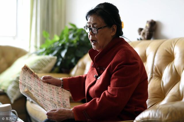 坐月子婆婆來照顧，親媽過來看望，瞥了一眼床頭，立馬帶我回娘家
