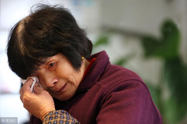 坐月子婆婆來照顧，親媽過來看望，瞥了一眼床頭，立馬帶我回娘家