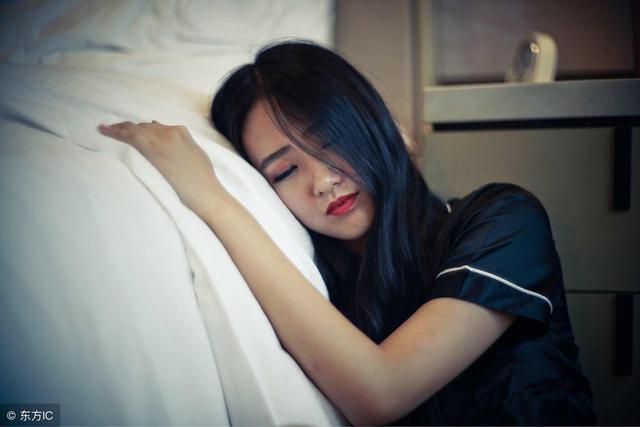 坐月子婆婆來照顧，親媽過來看望，瞥了一眼床頭，立馬帶我回娘家