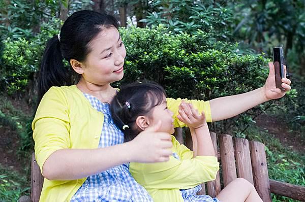 2歲女兒玩手機，不小心設置鬧鐘，淩晨一點響了，我的婚姻結束了！