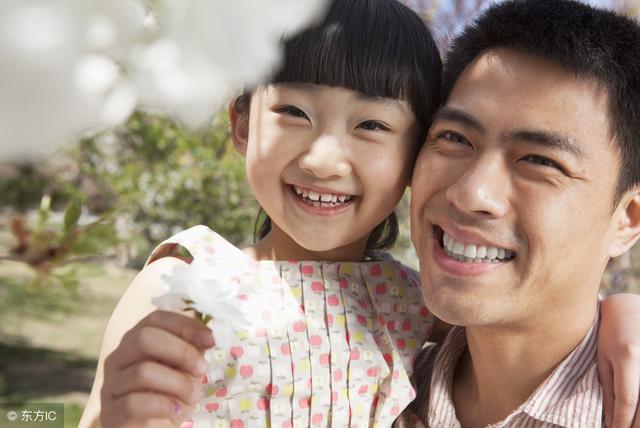 我帶孩子嫁給殘疾老公，女兒夜裡都哭醒，看了一眼鏡子，我才明白