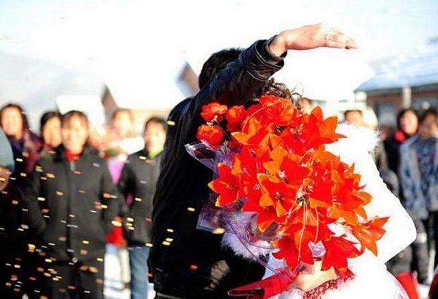結婚前三天姐悔婚，無奈我替她嫁給對方，2年後我感謝我姐！