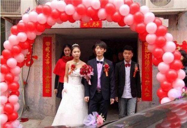 結婚前三天姐悔婚，無奈我替她嫁給對方，2年後我感謝我姐！