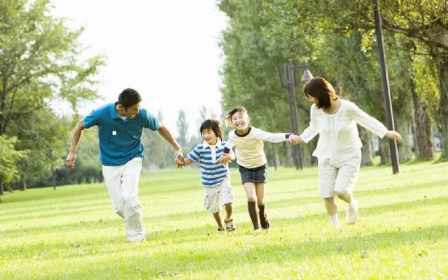 結婚前三天姐悔婚，無奈我替她嫁給對方，2年後我感謝我姐！