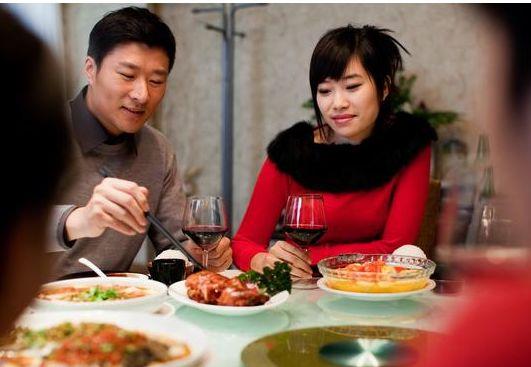 小姑子帶孩子去家裡吃飯，她假裝難受，卻慶幸自己躲過一劫