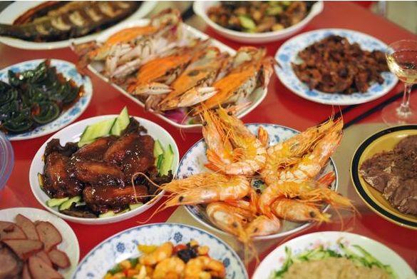 小姑子帶孩子去家裡吃飯，她假裝難受，卻慶幸自己躲過一劫