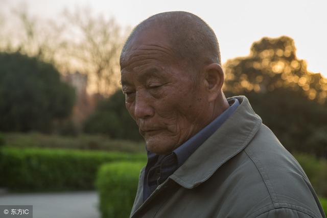 繼父養我14年，兒子滿月他送10萬，我在婆家抬不起頭，送他回老家