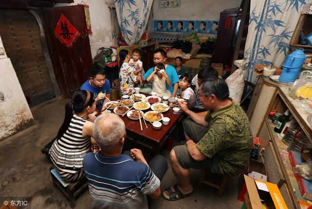 繼父養我14年，兒子滿月他送10萬，我在婆家抬不起頭，送他回老家