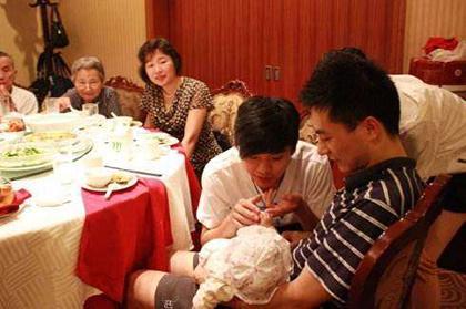 繼父養我14年，兒子滿月他送10萬，我在婆家抬不起頭，送他回老家