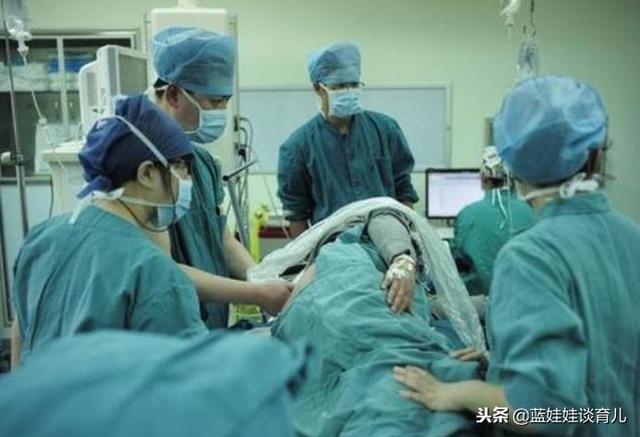 孕婦懷孕9個月，丈夫堅持要求剖腹產，孩子出生後，全家亂成一團