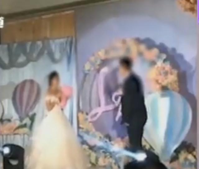 婚禮現場突發口角，新娘怒摔捧花：這婚我不結了！新郎：隨你便吧