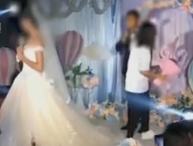 婚禮現場突發口角，新娘怒摔捧花：這婚我不結了！新郎：隨你便吧