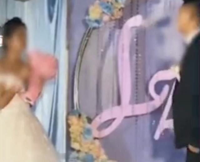 婚禮現場突發口角，新娘怒摔捧花：這婚我不結了！新郎：隨你便吧