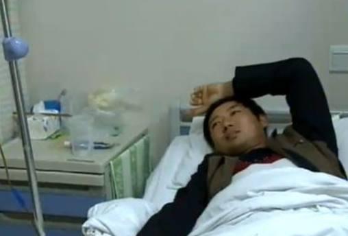 哥哥車禍住院，嫂子卻每天洗4次澡，闖進衛生間一看，我捂住了嘴