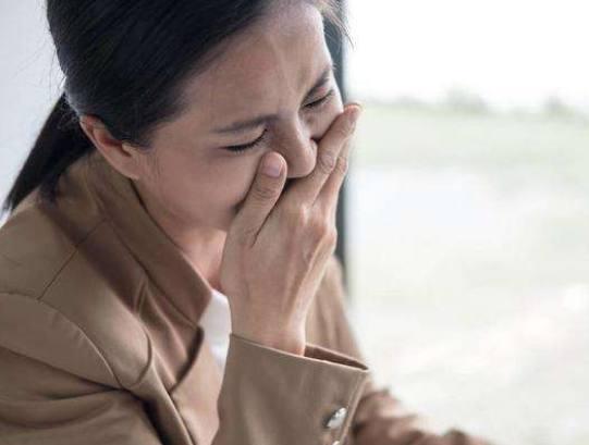 哥哥車禍住院，嫂子卻每天洗4次澡，闖進衛生間一看，我捂住了嘴