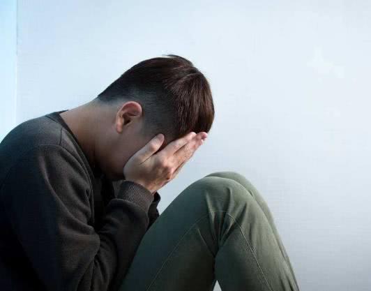 參加同學聚會，遇到前妻在擦地，我不斷嘲笑挖苦，結帳時卻傻了眼