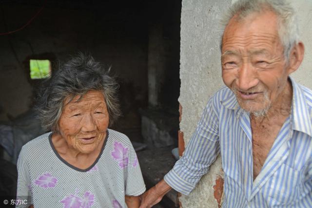 生下孩子後，媳婦經常反鎖房門，婆婆偷偷一看，才知媳婦的秘密