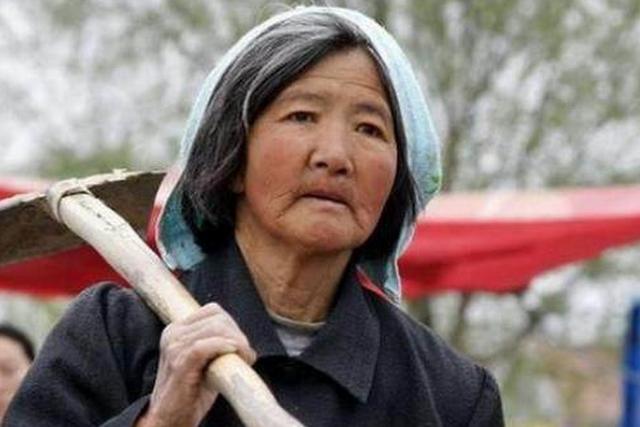 生下孩子後，媳婦經常反鎖房門，婆婆偷偷一看，才知媳婦的秘密