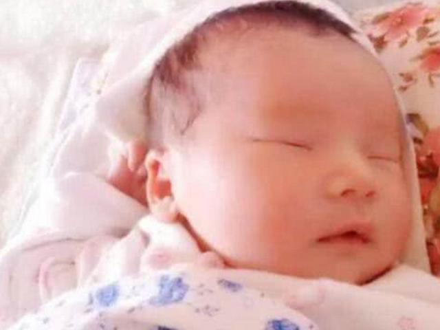 生下孩子後，媳婦經常反鎖房門，婆婆偷偷一看，才知媳婦的秘密
