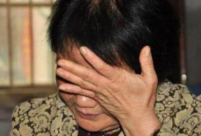 生下孩子後，媳婦經常反鎖房門，婆婆偷偷一看，才知媳婦的秘密
