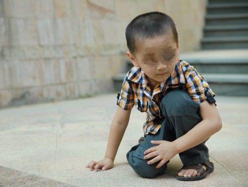 老公車禍離世，參加葬禮時5歲兒子一直指著棺材，走近一看哭了