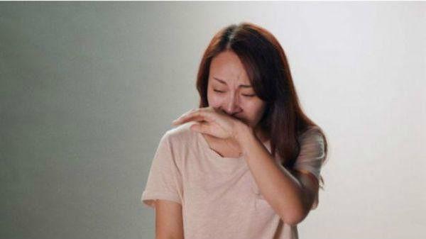 老公車禍離世，參加葬禮時5歲兒子一直指著棺材，走近一看哭了
