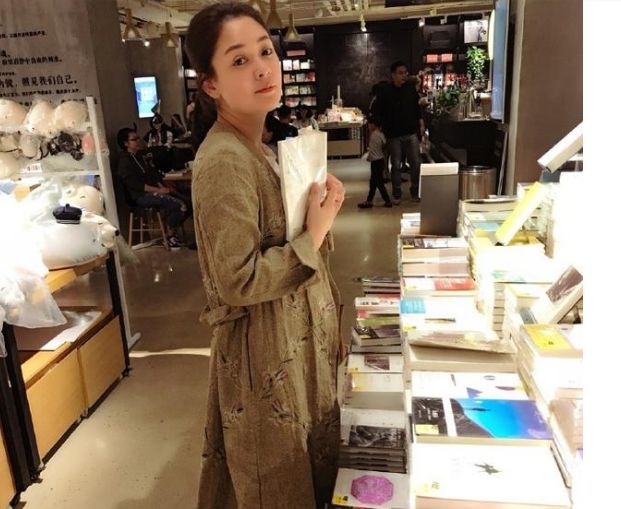 與前夫閃婚，女兒4歲後卻被拋棄，如今她紅紅火火，前夫滿頭白髮