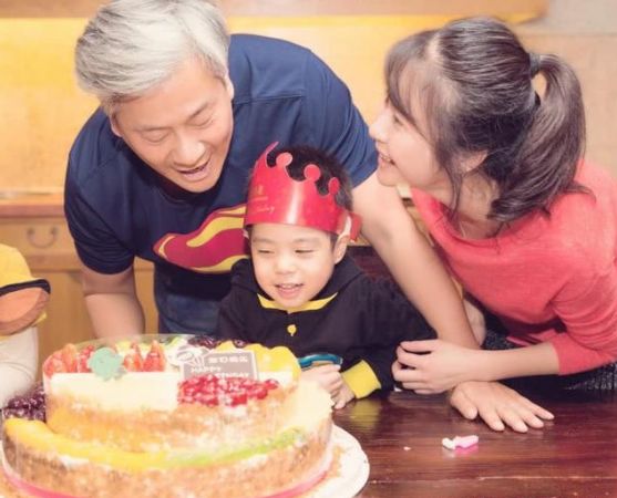 與前夫閃婚，女兒4歲後卻被拋棄，如今她紅紅火火，前夫滿頭白髮