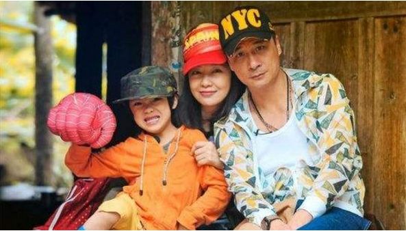 影帝老公對她一見鍾情，結婚17年未下過廚，今47歲被寵成凍齡