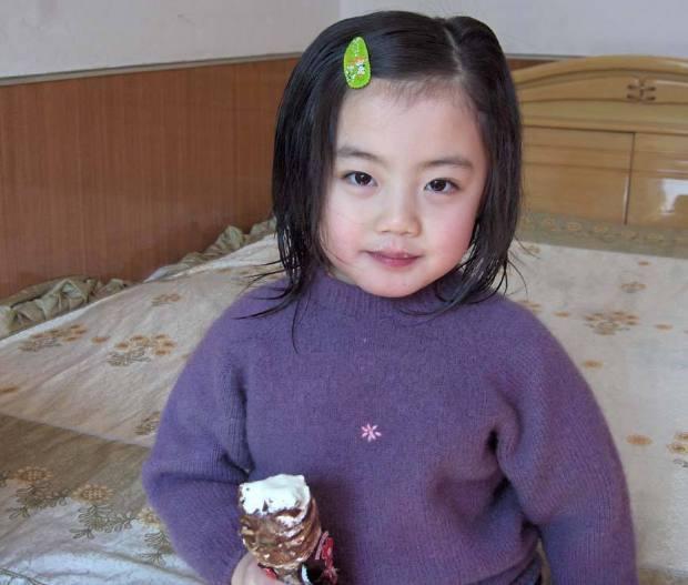 前夫出差托我帶女兒，睡前女兒指了下床頭櫃，打開後我決定復婚