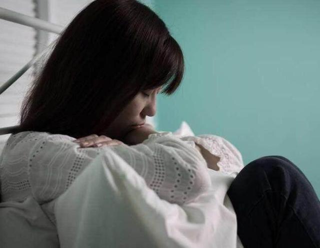 前夫出差托我帶女兒，睡前女兒指了下床頭櫃，打開後我決定復婚