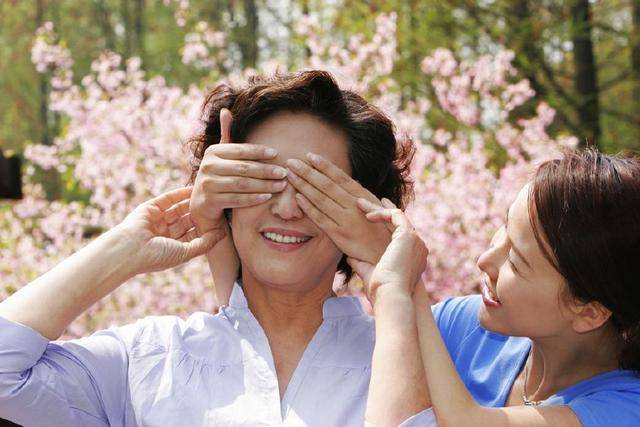 我月入8千，每月給媽2500，結婚時我媽送的嫁妝，兩家人都為難