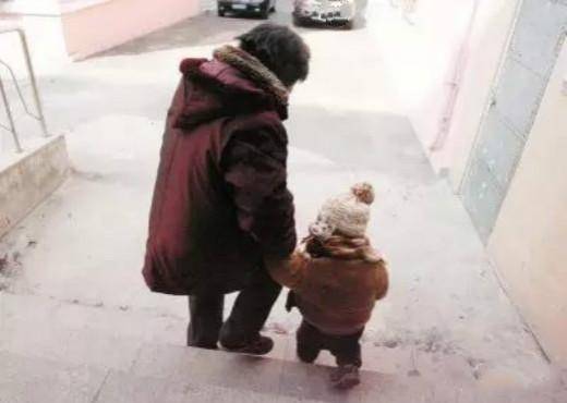男友患病去世，姑娘堅持生下孩子，2年後家裡來一人，姑娘淚目