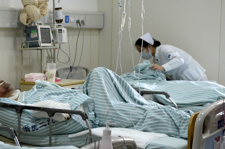 妻子生4個女兒，俺怒趕她走，3年後俺住院，瞥見對面床，俺蒙啦