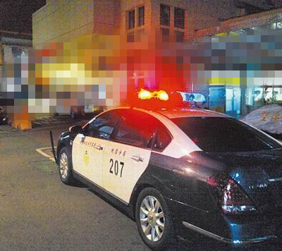 52歲阿婆撿回棄嬰養她長大，十八年後女孩高考，家裡來了一排警車