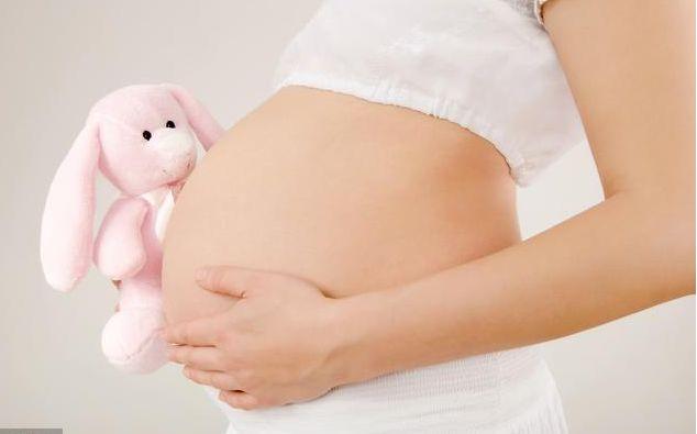 挺著6月大肚照顧骨折的婆婆，去菜市買肉回家偷聽婆婆通話，淚目
