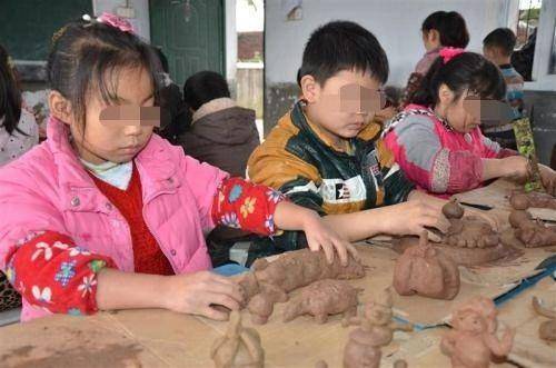 妻子在家帶三娃，丈夫卻帶情人回家逼宮，妻子指指屋裡，丈夫蒙住