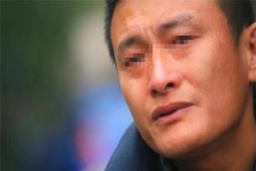 妻子在家帶三娃，丈夫卻帶情人回家逼宮，妻子指指屋裡，丈夫蒙住