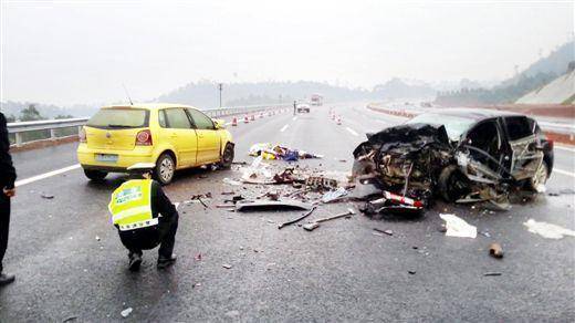 老婆為救我媽被車撞死，葬禮上3歲女兒的話，我打了報警電話要抓我媽...