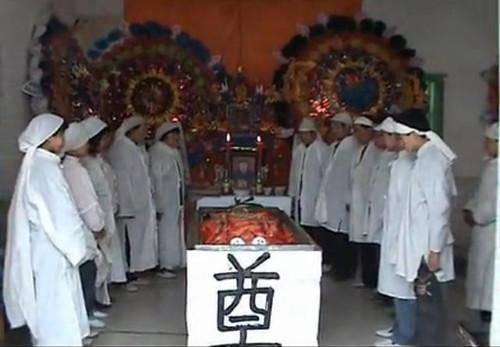 老婆為救我媽被車撞死，葬禮上3歲女兒的話，我打了報警電話要抓我媽...