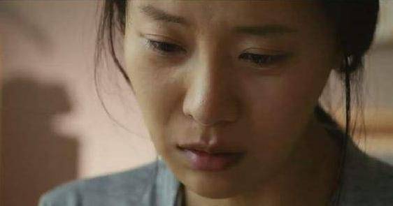 離婚後帶女兒逛街，女兒指著一個乞丐喊奶奶，第二天得到百萬遺產
