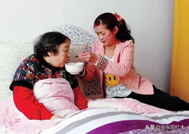 兒媳伺候癱瘓婆婆八年，忘帶手機提前回家，推開門她含淚報警！