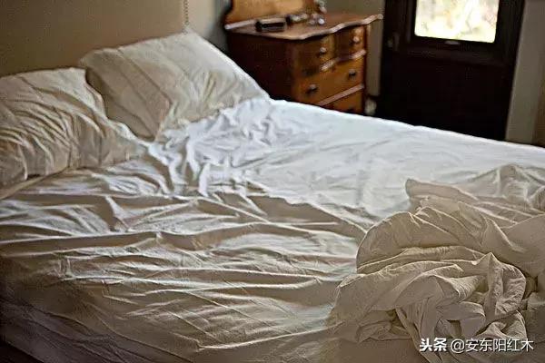 兒媳伺候癱瘓婆婆八年，忘帶手機提前回家，推開門她含淚報警！